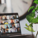 Laptop mit Online-Meeting, dekorative Elemente